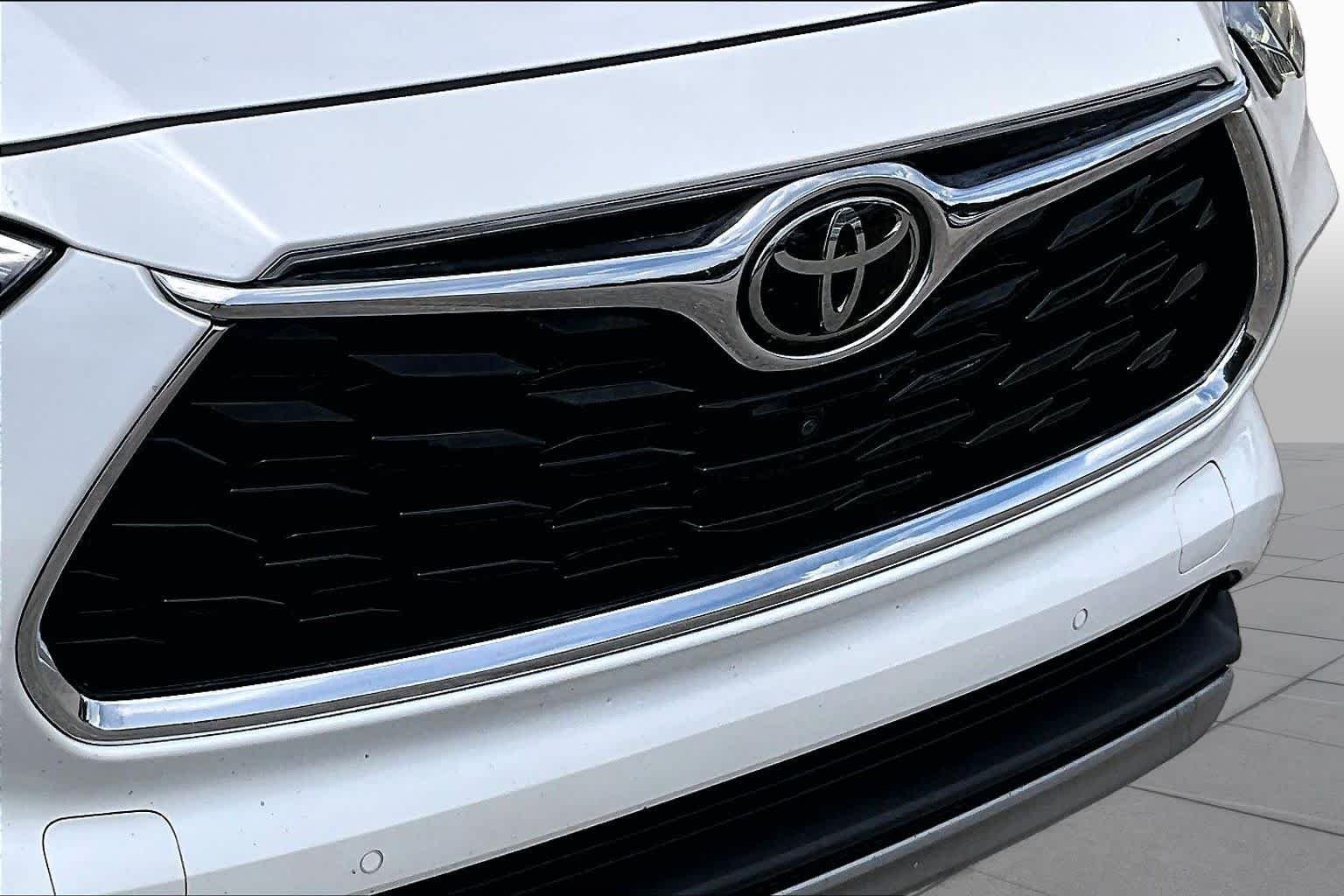 Used 2021 Blizzard Pearl Toyota Platinum image 30