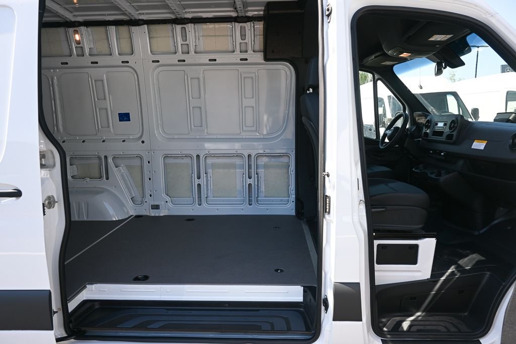Used 2025 Arctic+White Mercedes-Benz Cargo 144 WB image 22
