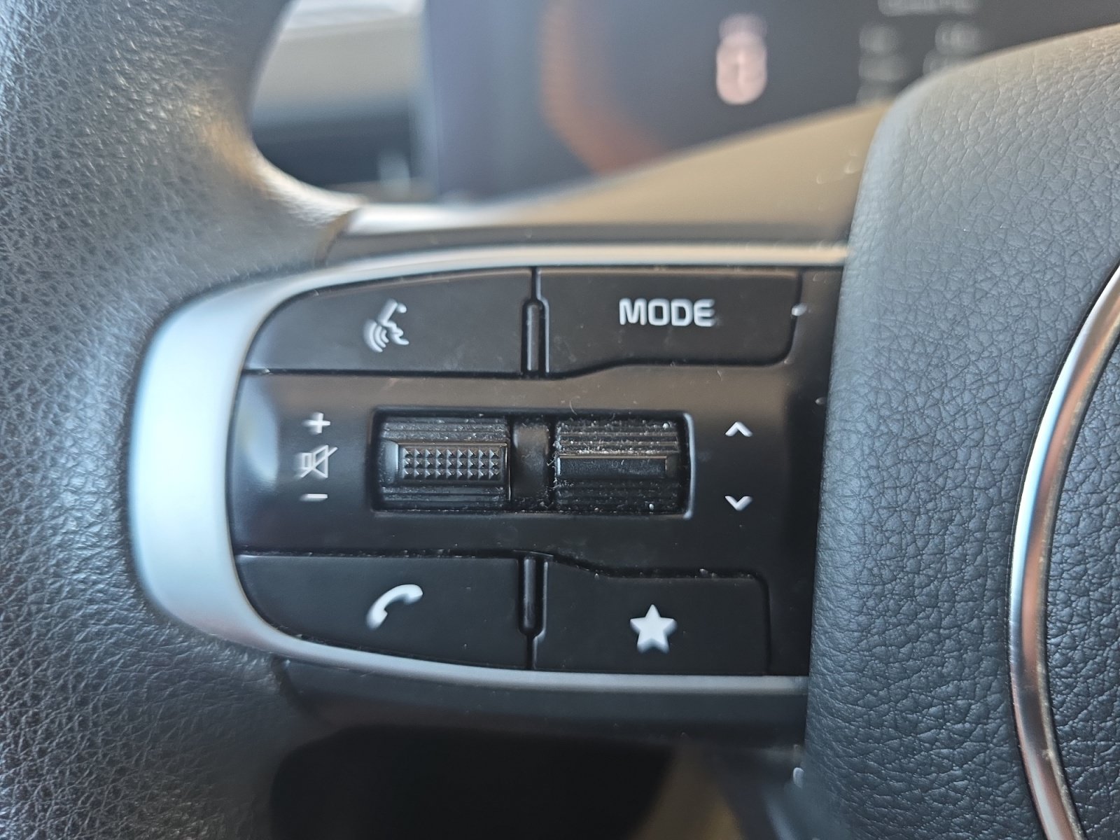 Certified Used 2025 Snow White Pearl Kia LXS image 24