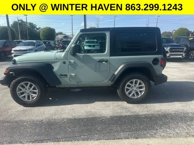 Used 2023  Jeep Sport S image 4