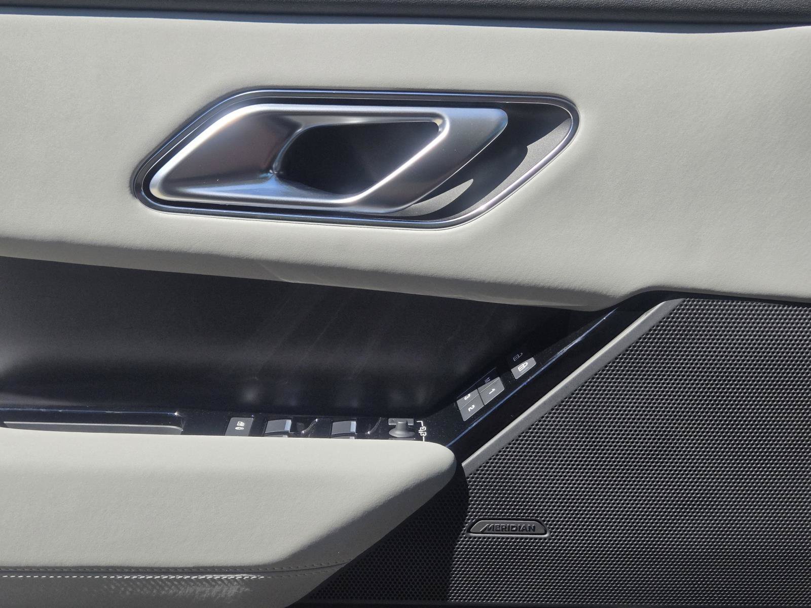 Used 2025 Fuji White Land Rover Dynamic SE image 26