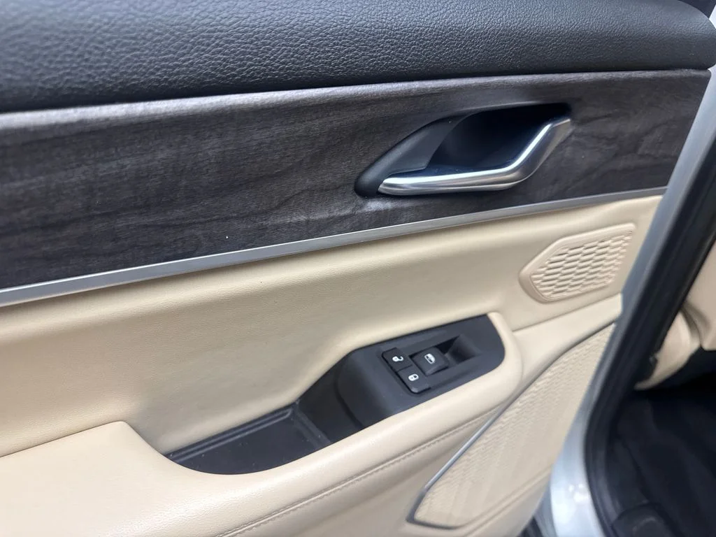 Used 2022 Silver Jeep Limited image 40