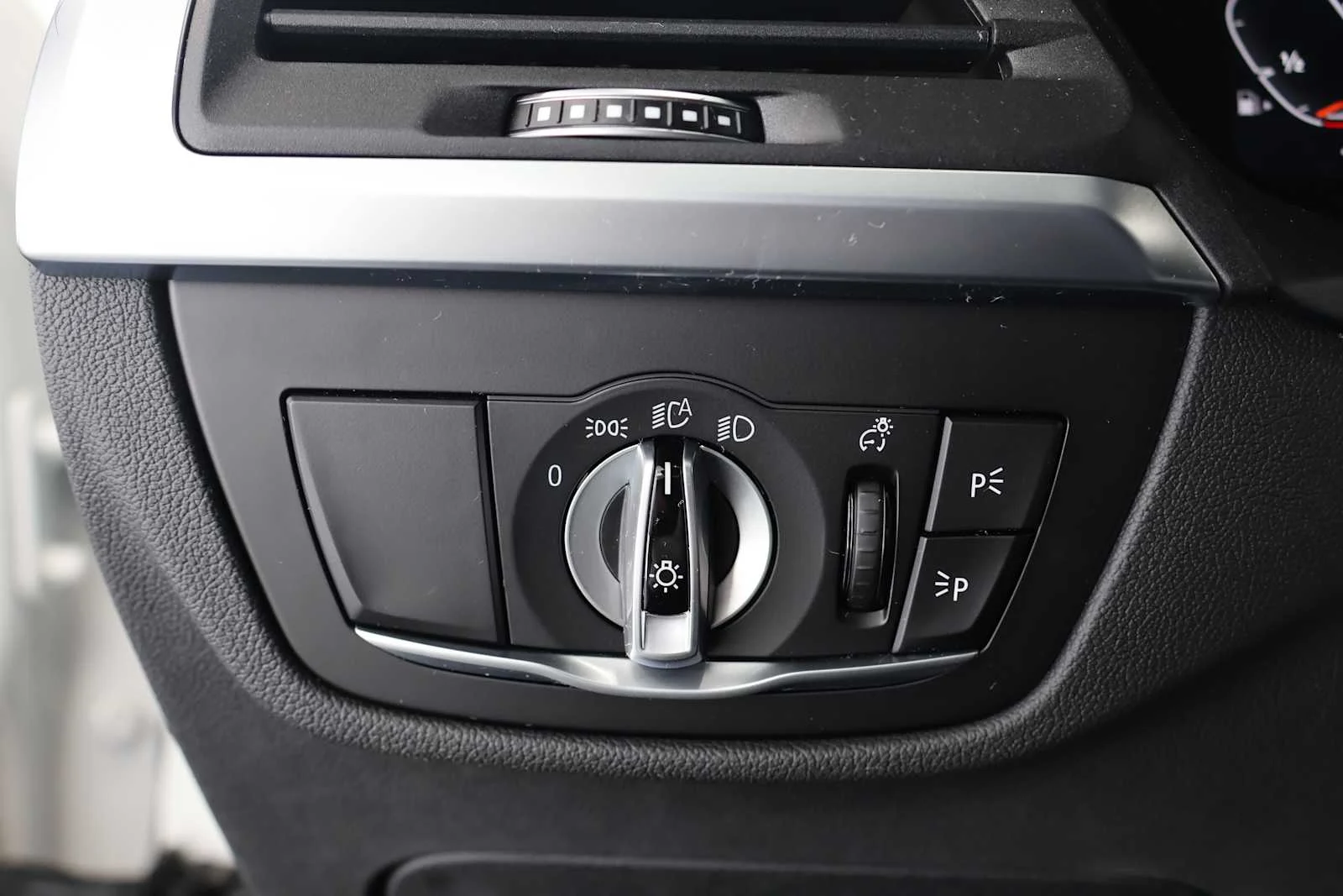 Used 2024 Alpine White BMW sDrive30i image 21