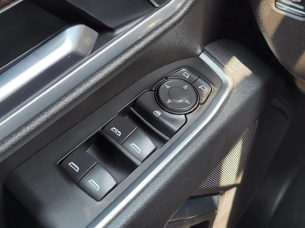 Used 2025 Summit White Chevrolet LT image 26