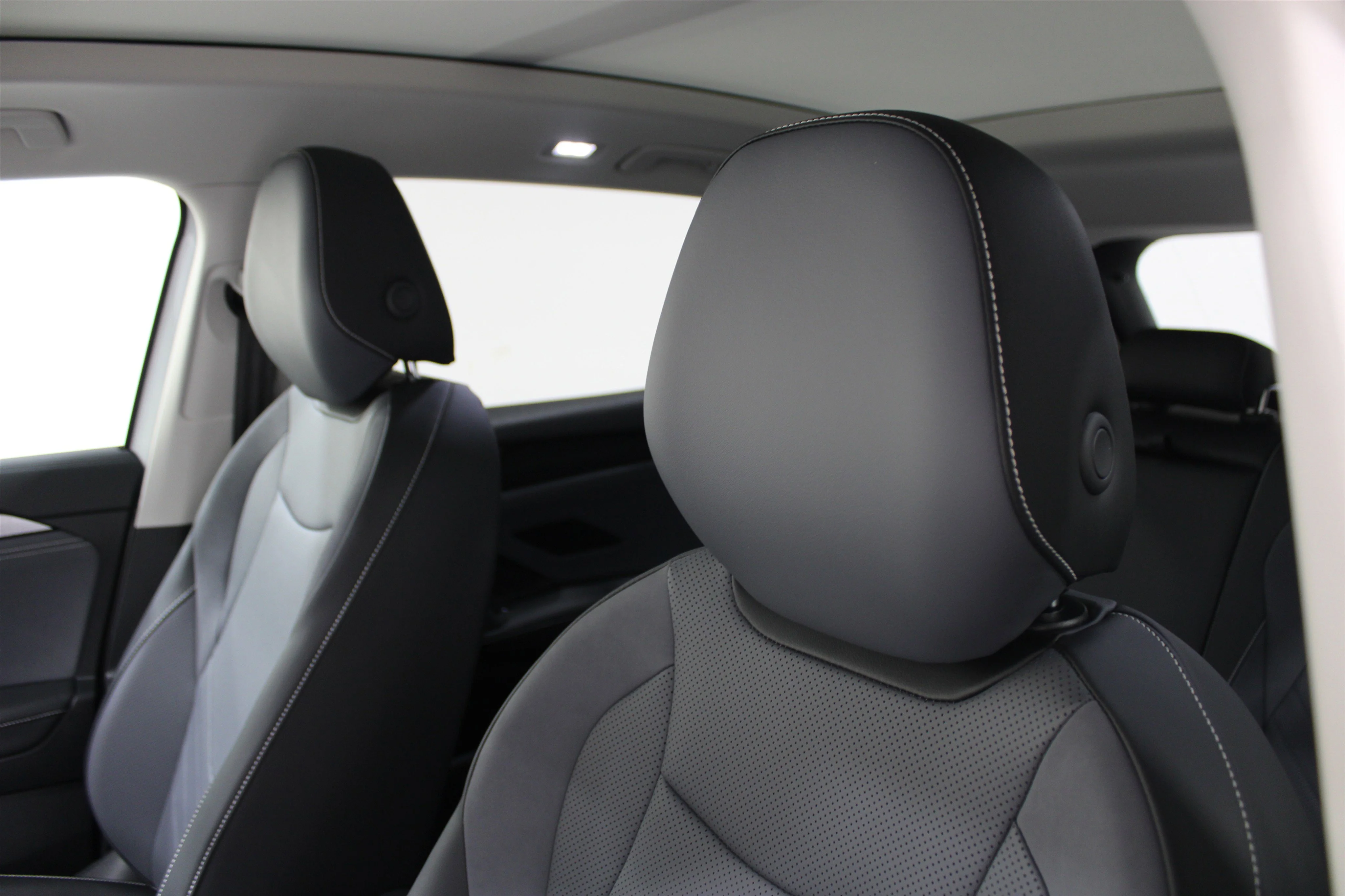 New 2026 Pure White Volkswagen SE image 5