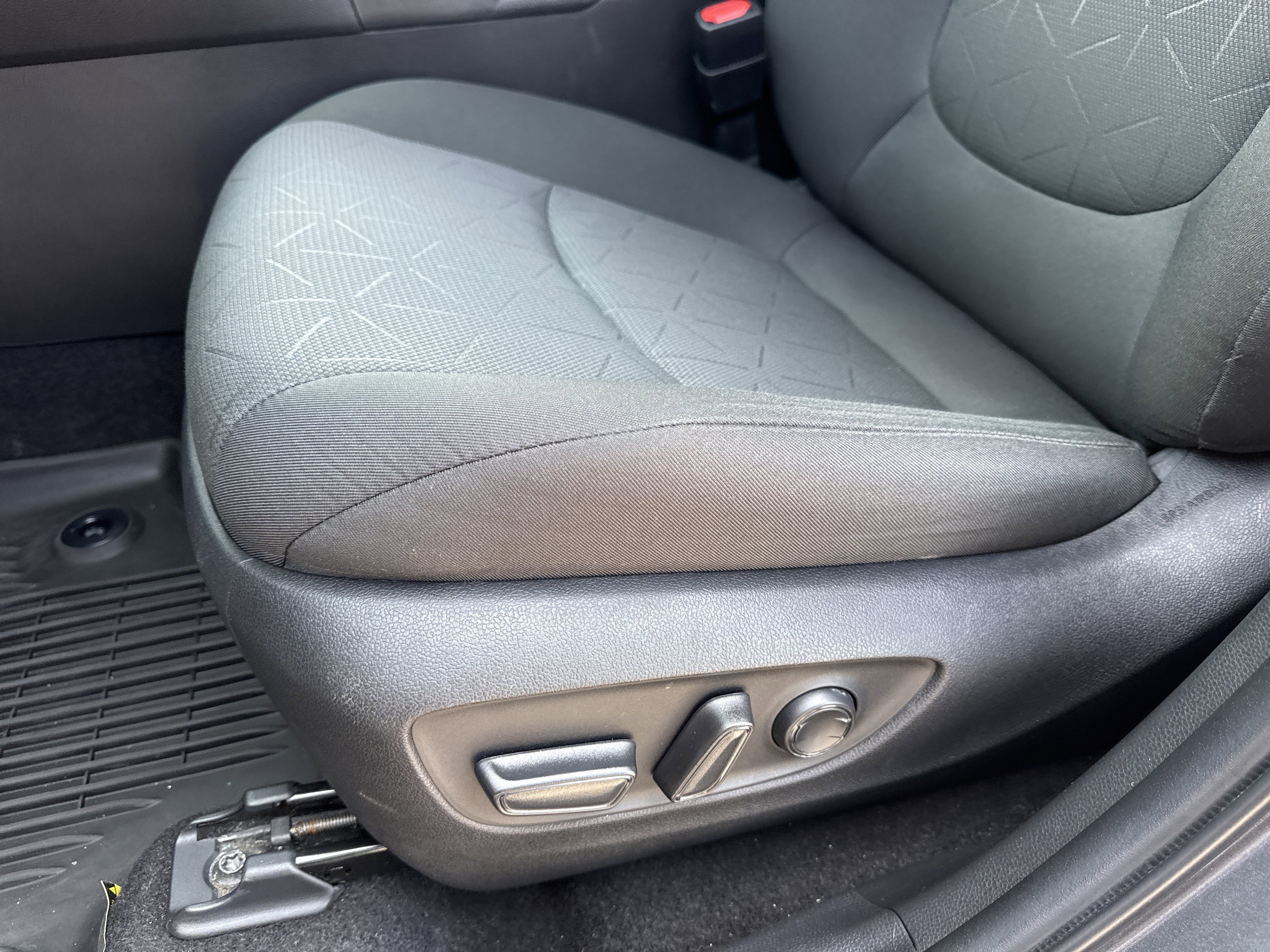 2023 Toyota RAV4 XLE - Photo 12