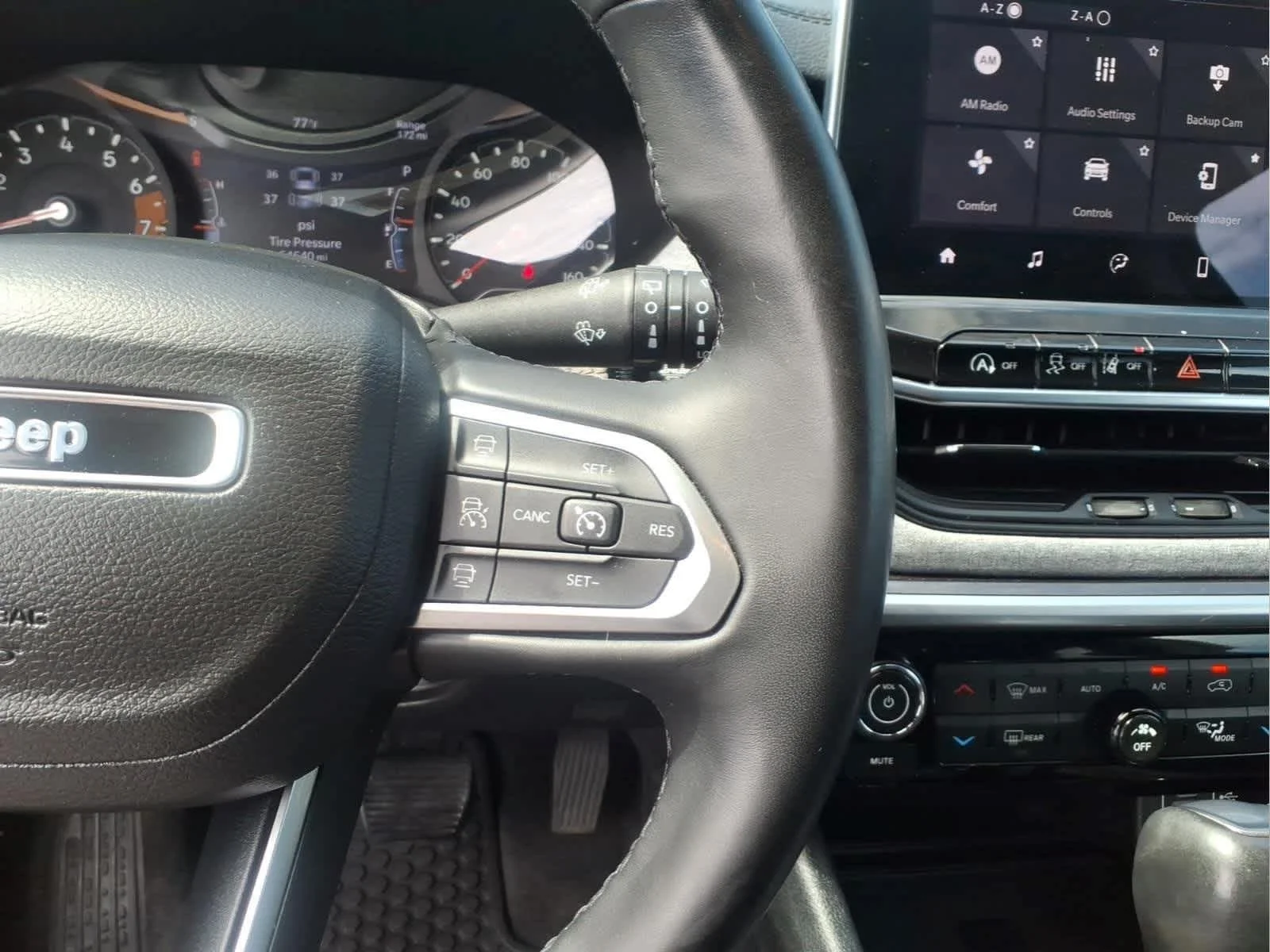 Used 2022 Granite Crystal Metallic Clearcoat Jeep Latitude Lux image 27