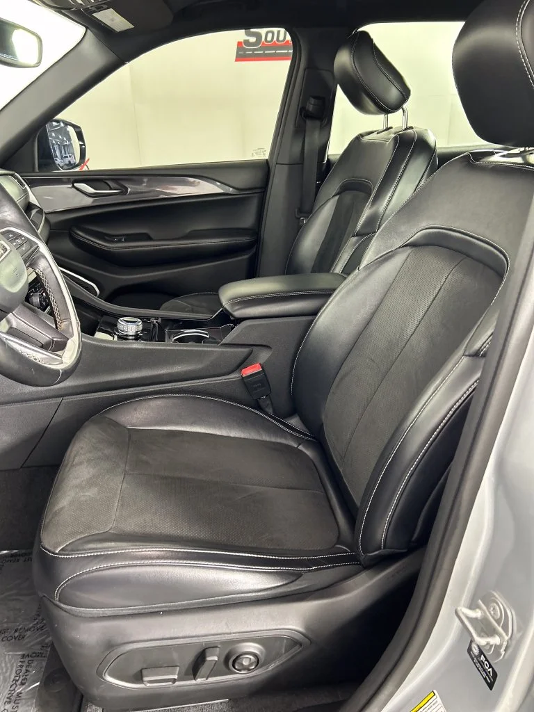 Used 2021 Silver Jeep Altitude image 12