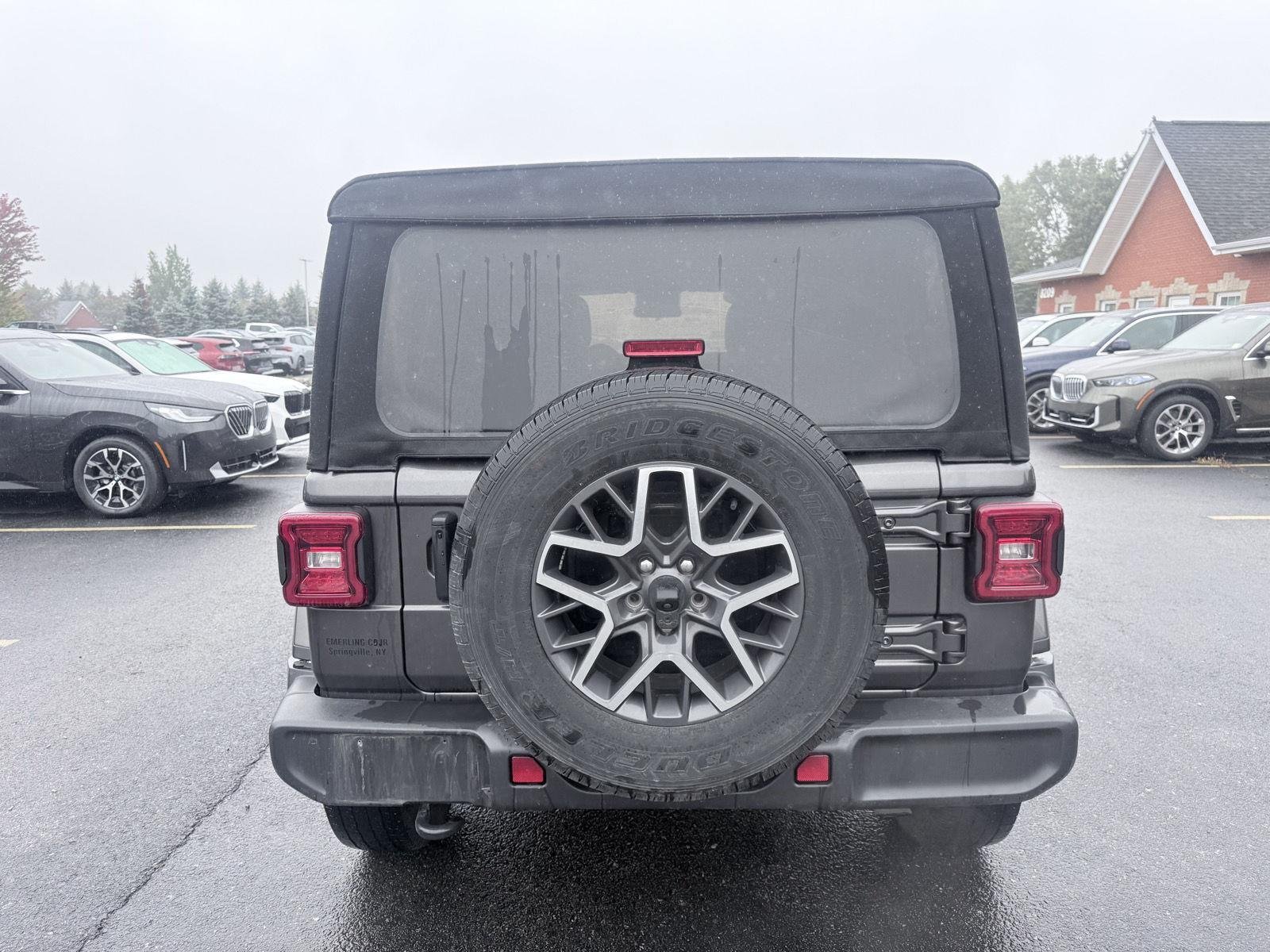 Used 2024 Granite Crystal Metallic Clearcoat Jeep Sahara image 6