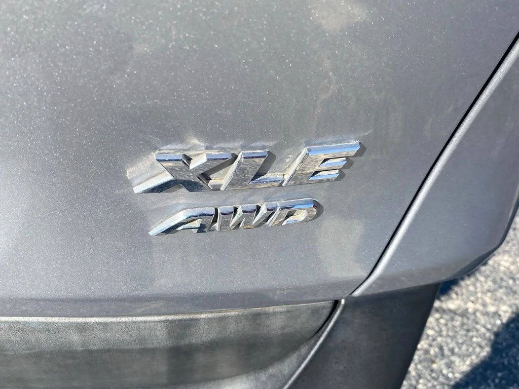Used 2020 Silver Toyota XLE Premium image 15