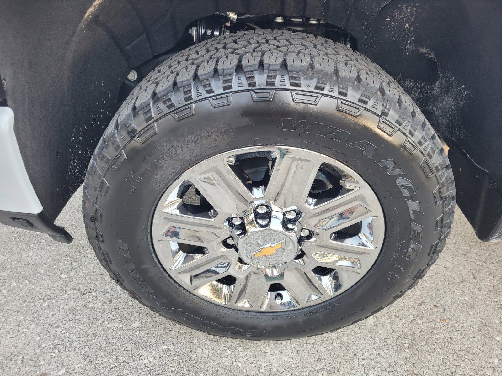 New 2026 Polar White Tricoat Chevrolet High Country image 21