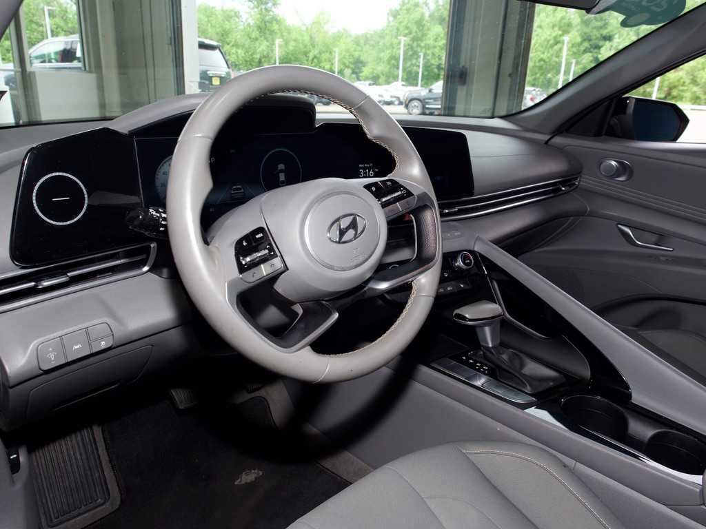 Used 2023 Black Hyundai SEL image 18