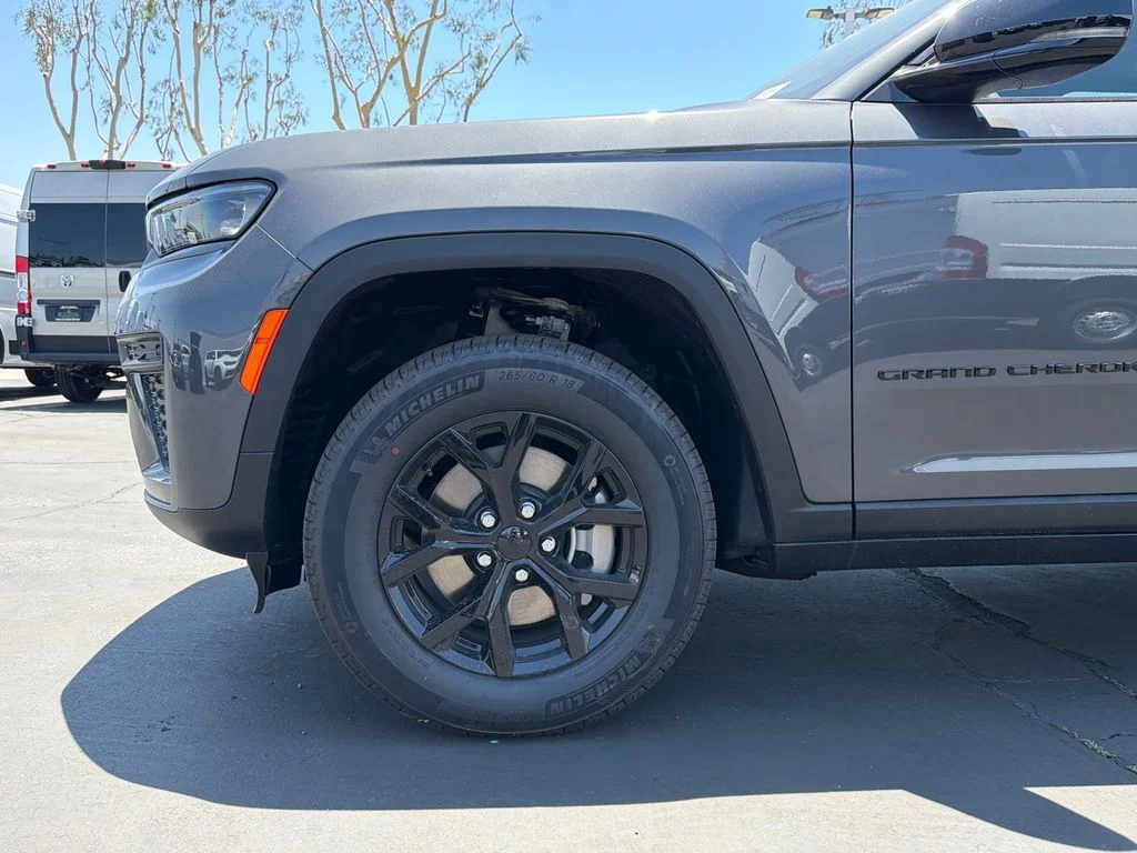 New 2026 Baltic Gray Metallic Clear-Coat Exterior Paint Jeep Altitude image 9