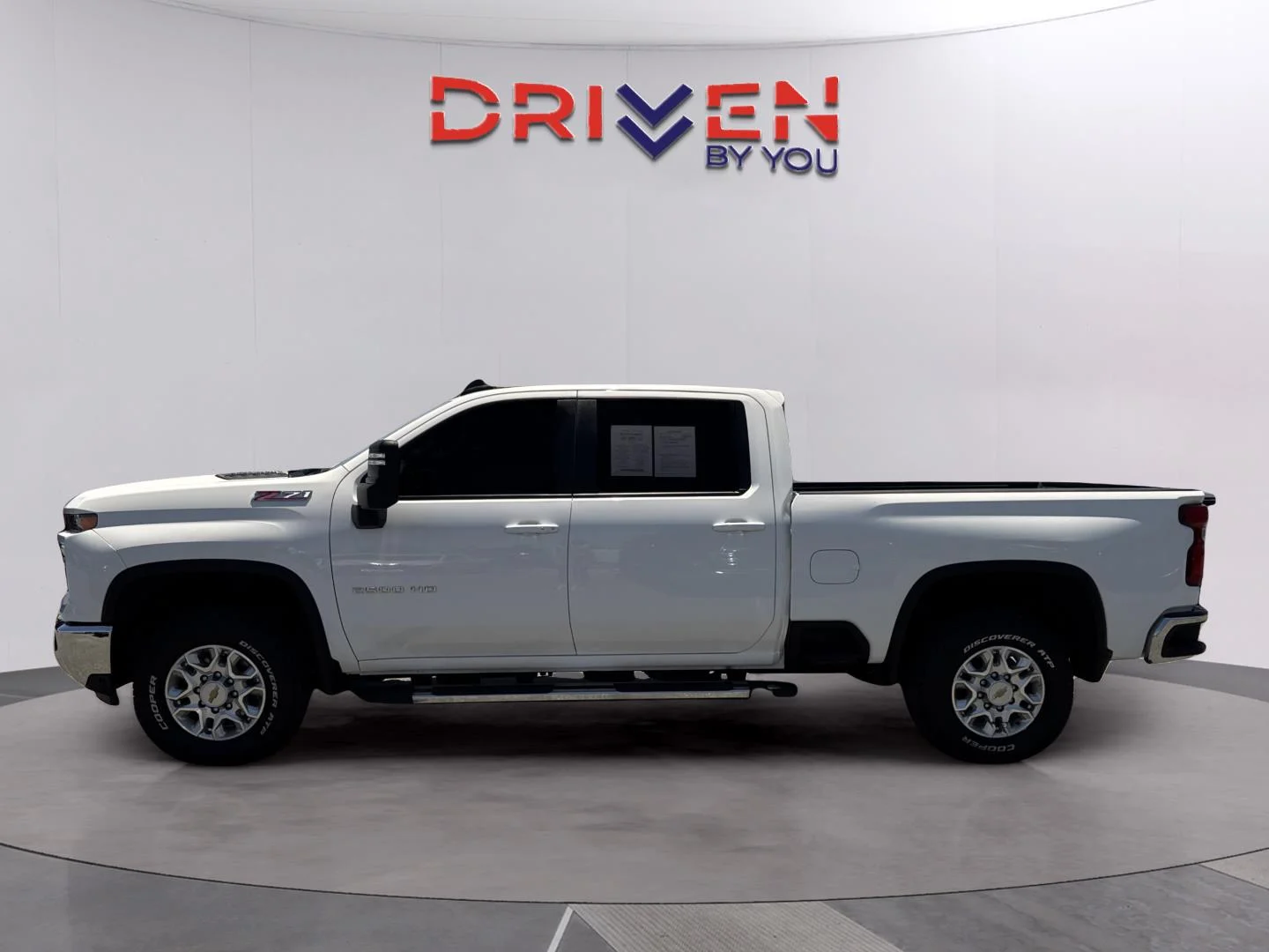 Used 2025 Summit White Chevrolet LT image 2