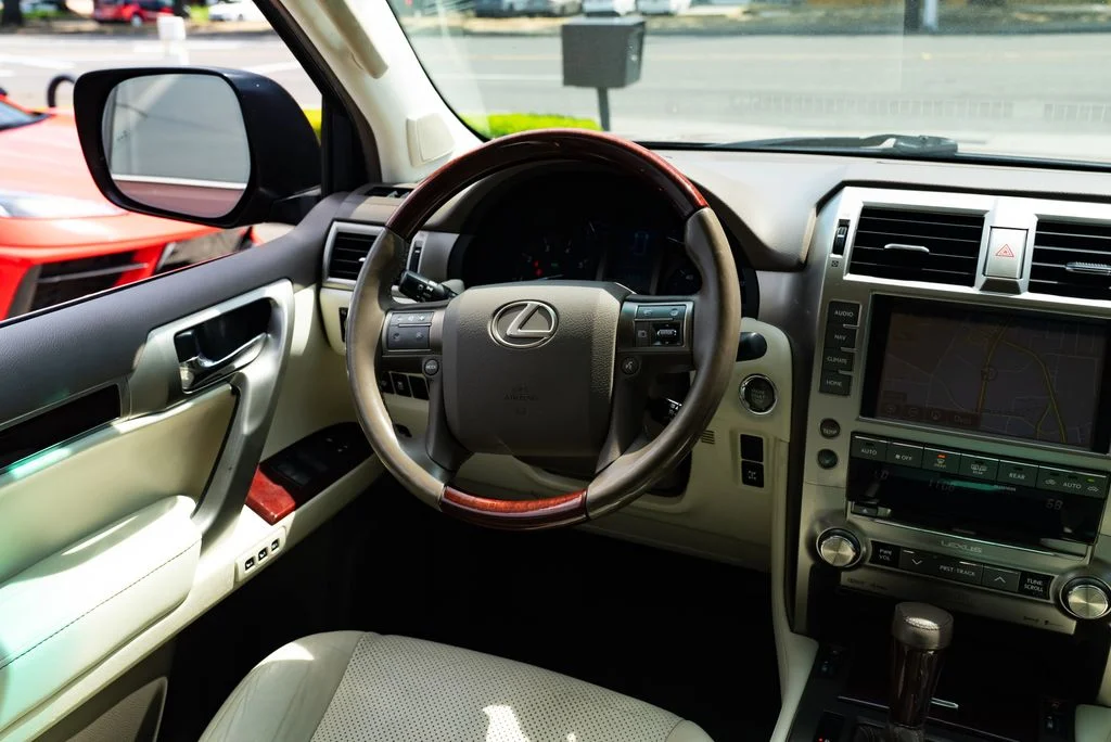 Used 2016 Red Lexus 460 Luxury image 10