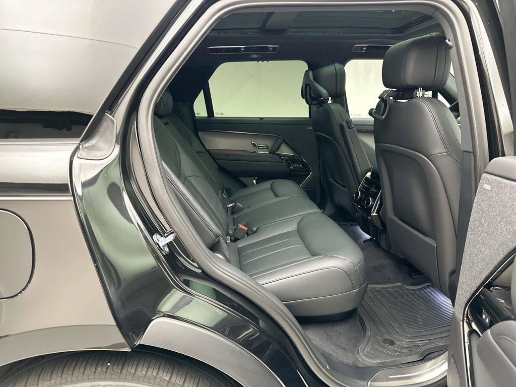 New 2027 Santorini Black Land Rover Dynamic SE image 7