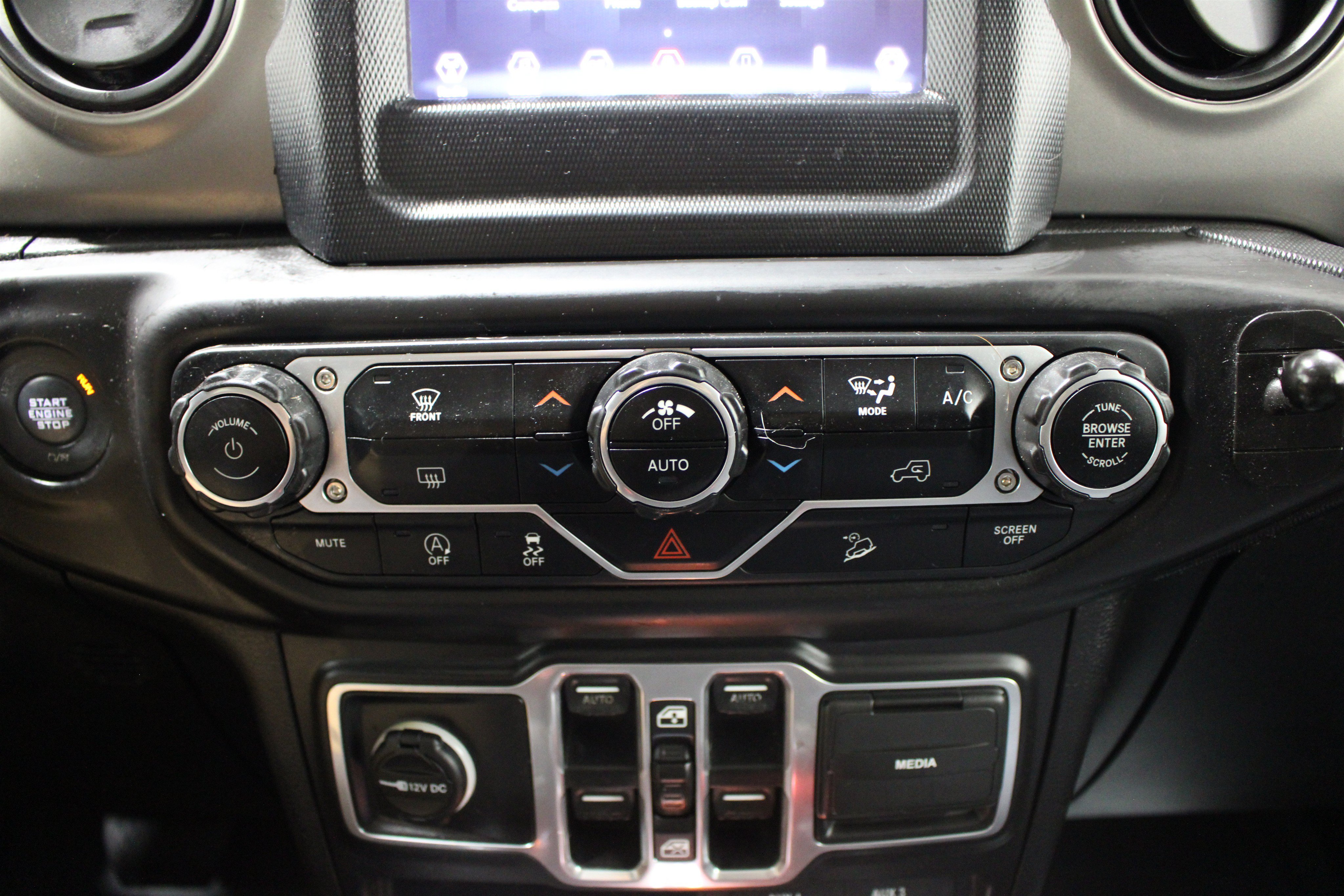 Used 2018 Granite Crystal Metallic Clearcoat Jeep Sport S image 17