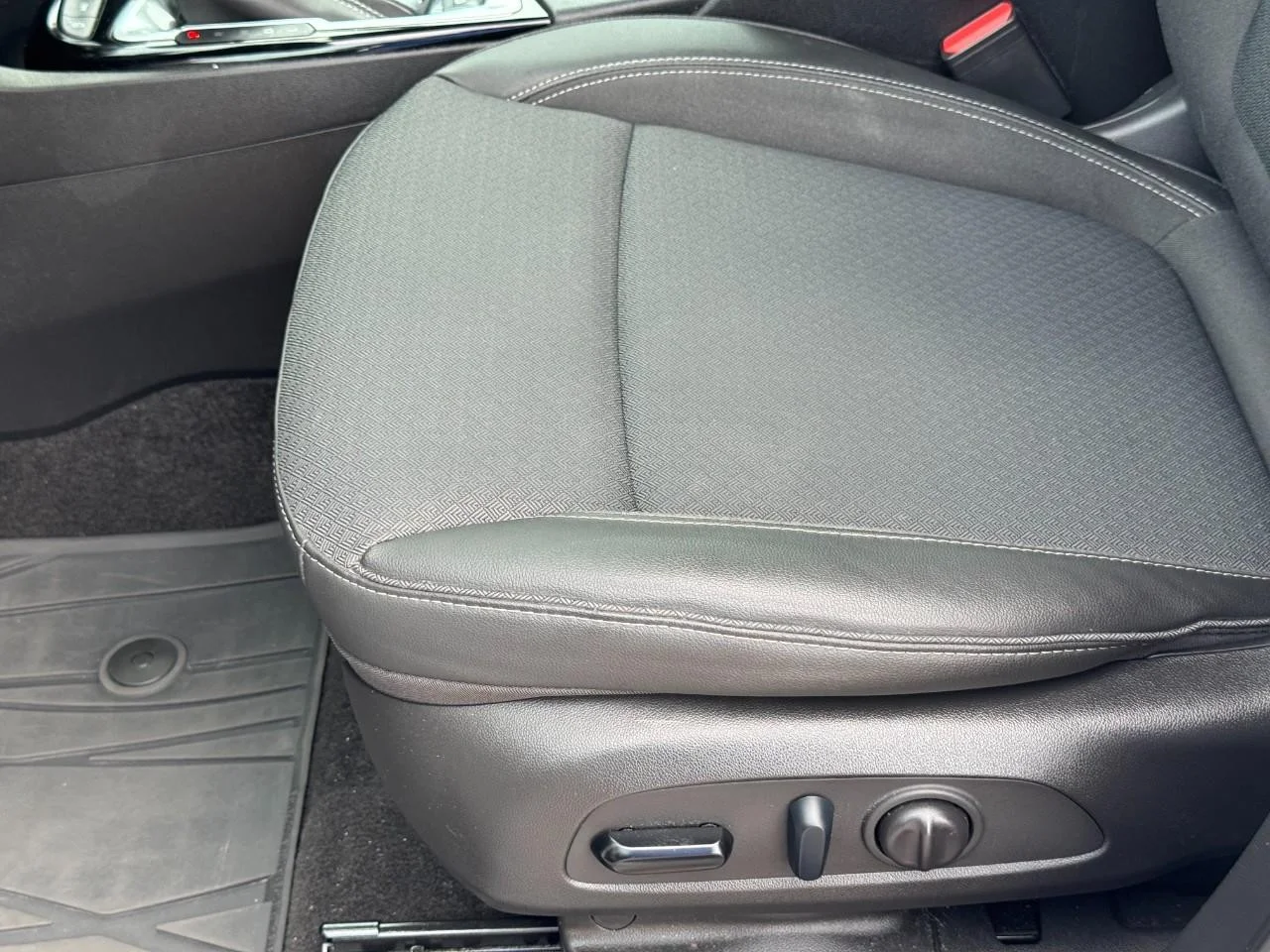 Used 2023 Summit White Buick Preferred image 18