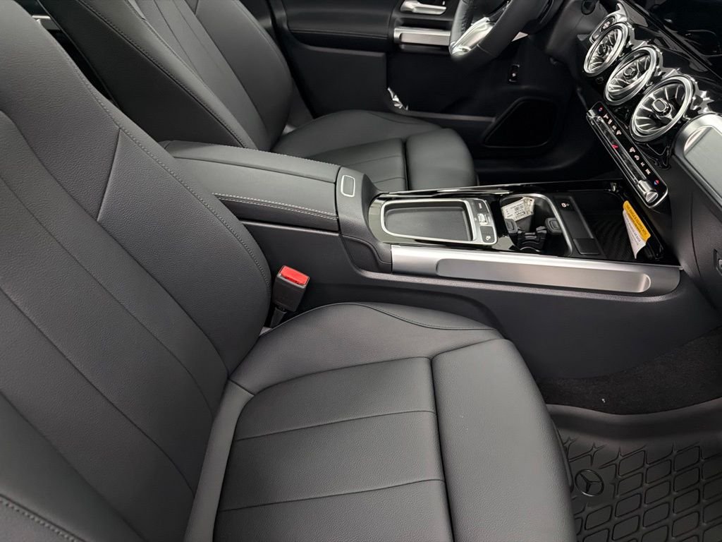 New 2026 Polar White Mercedes-Benz GLB 250 image 29