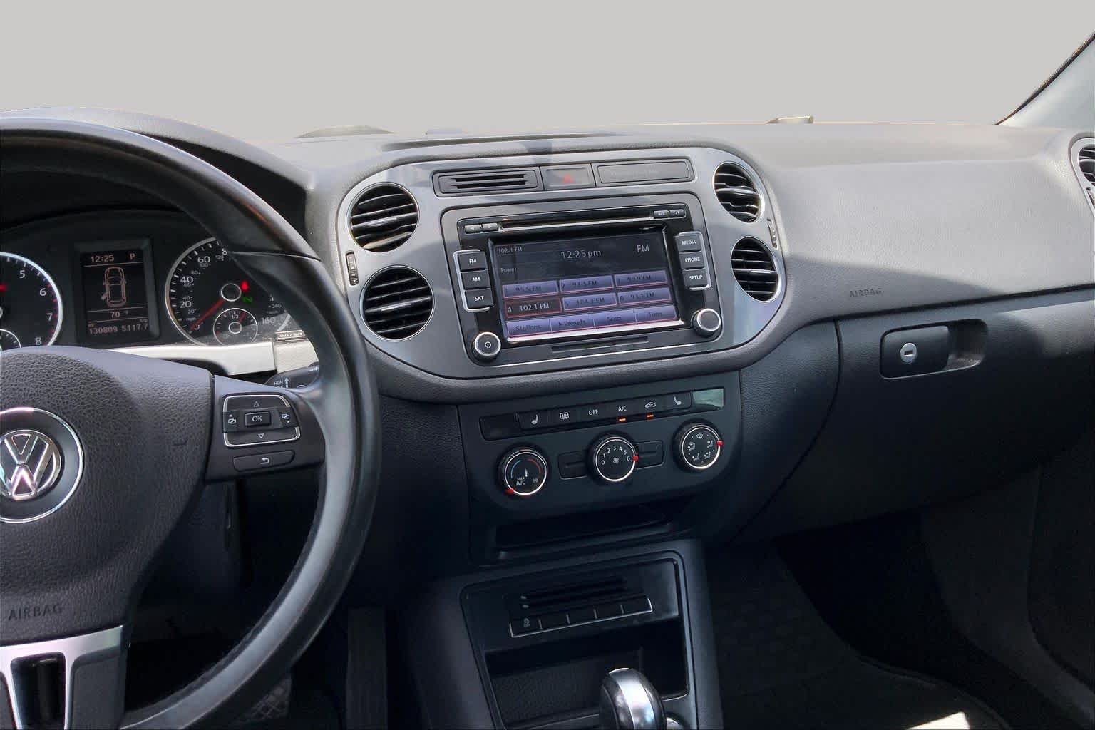 Used 2014 Reflex Silver Metallic Volkswagen SE image 6