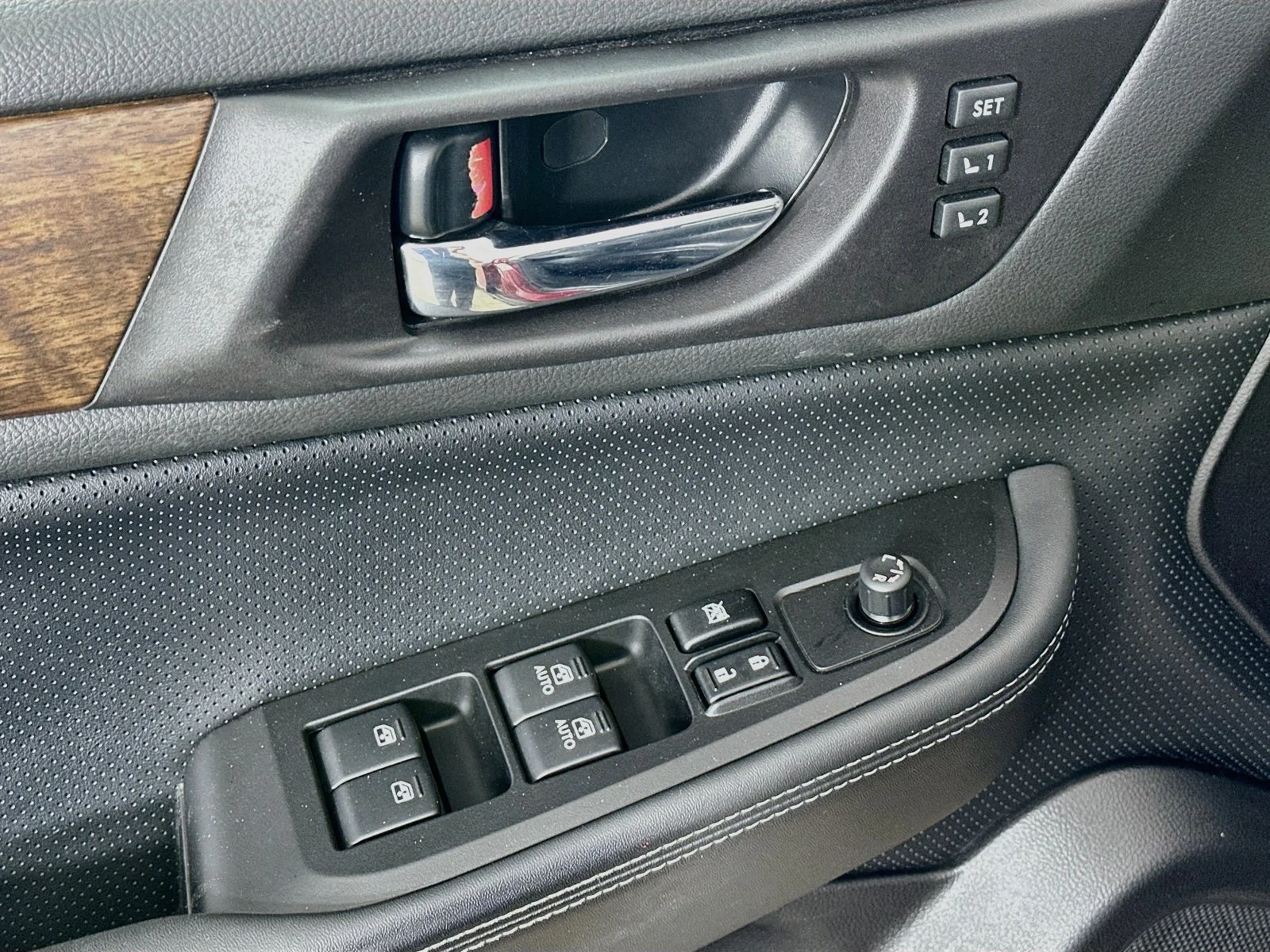 Used 2016 Red Subaru  image 17
