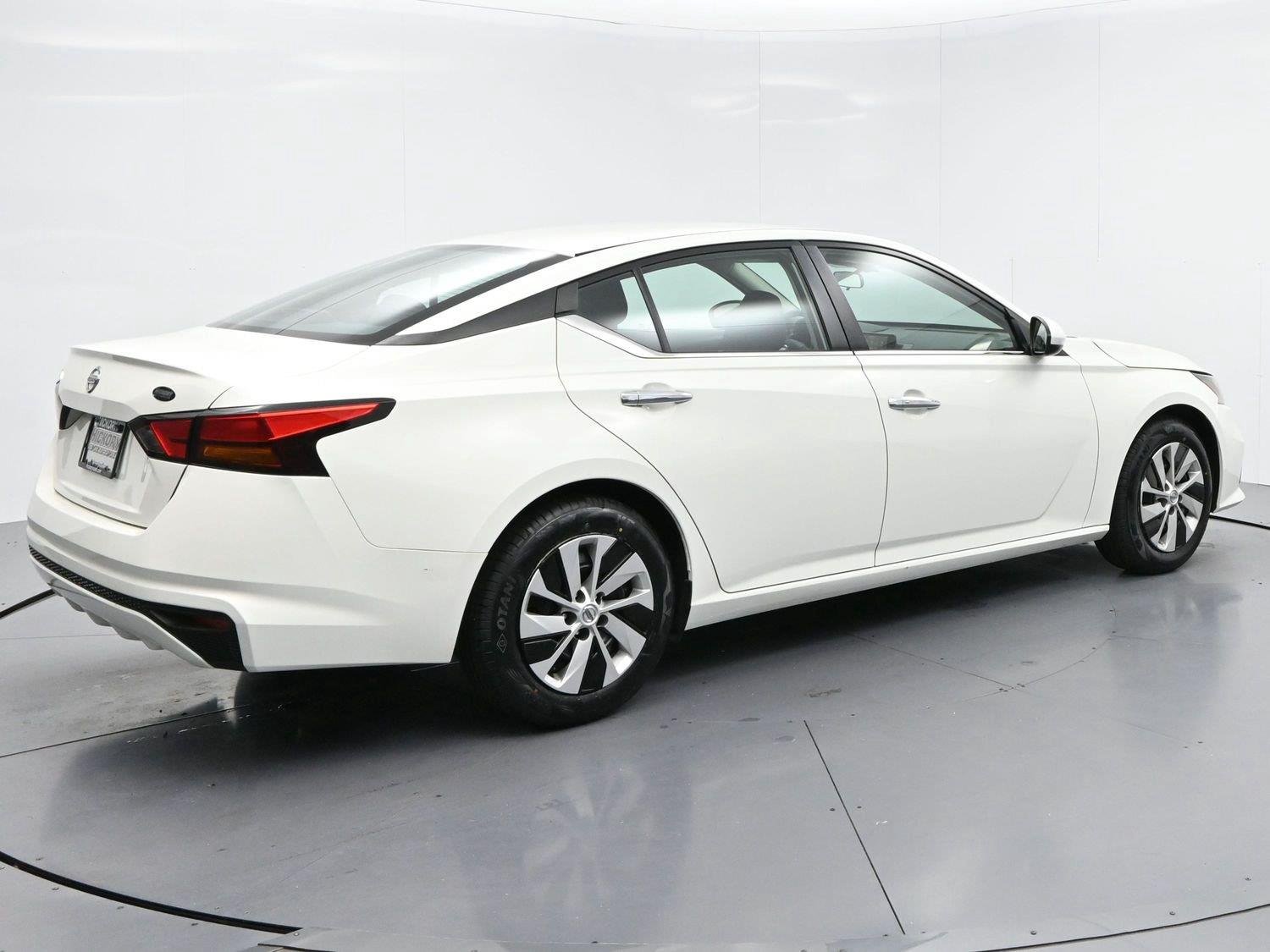 Used 2022 Glacier White Nissan 2.5 S image 7