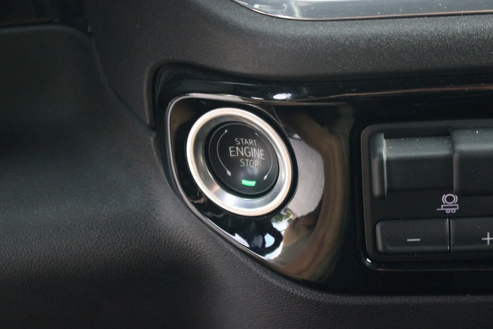 Used 2025 Summit White Chevrolet LT image 31