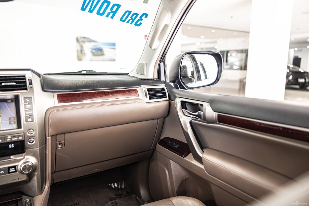 Used 2018 Red Lexus 460 image 38
