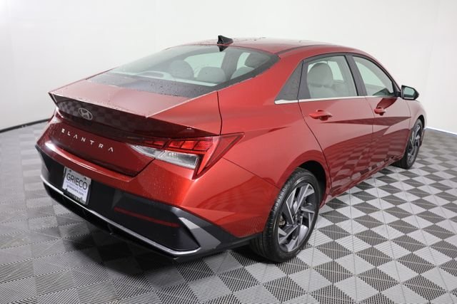 Used 2025 Red Hyundai SEL Convenience image 8