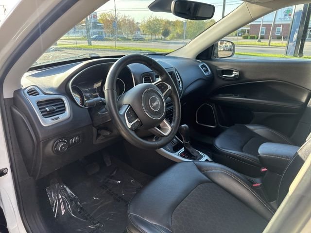 Used 2018 White Clearcoat Jeep Latitude image 9