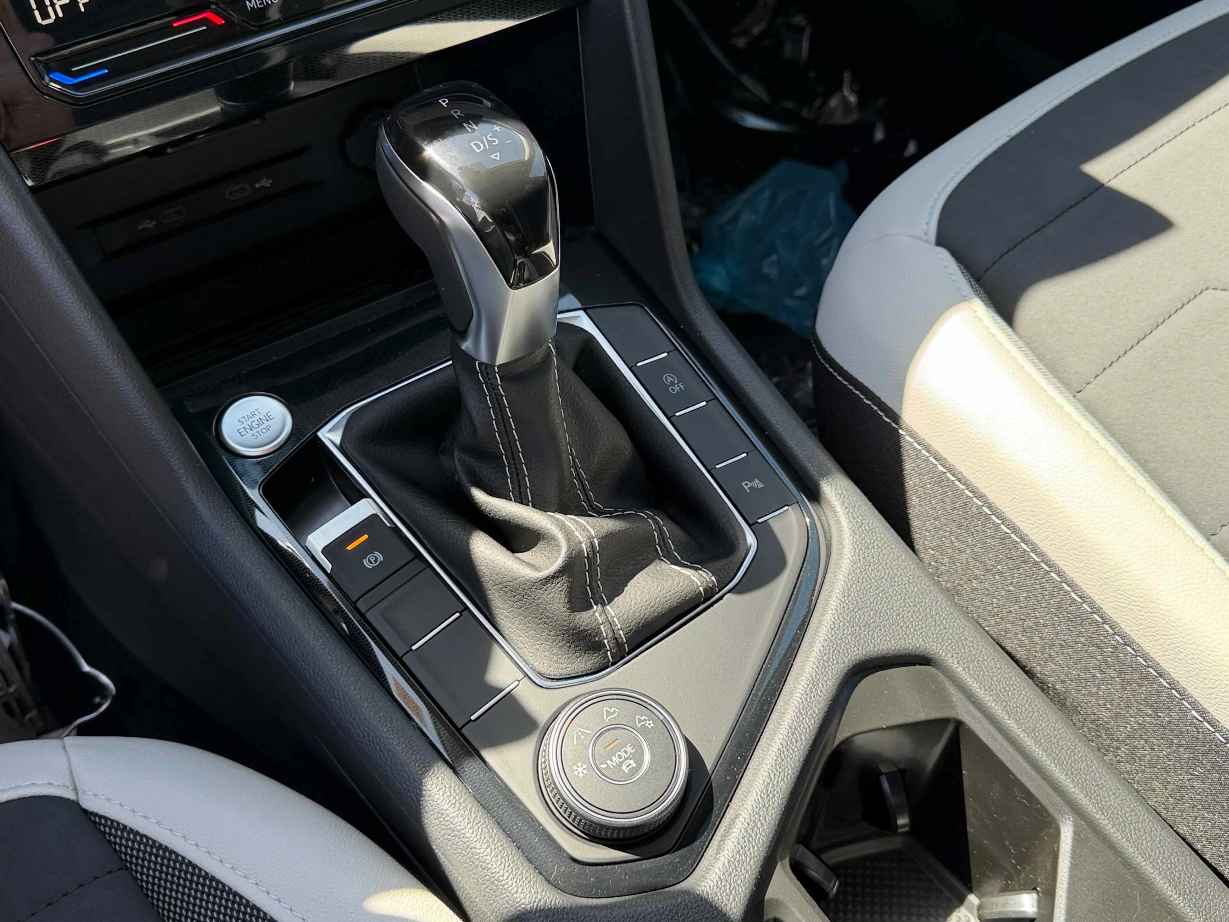 New 2026 Deep Black Volkswagen SE image 24