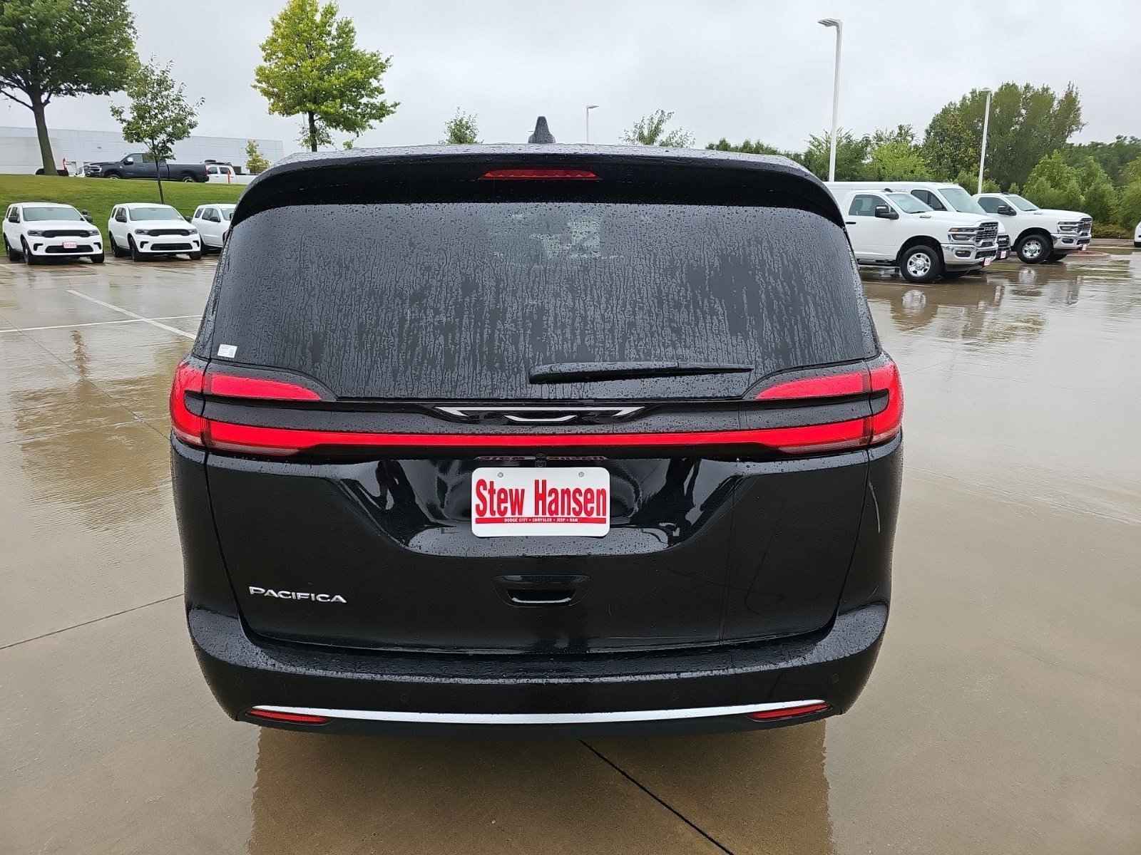 New 2027 Diamond Black Crystal Pearlcoat Chrysler Select image 4