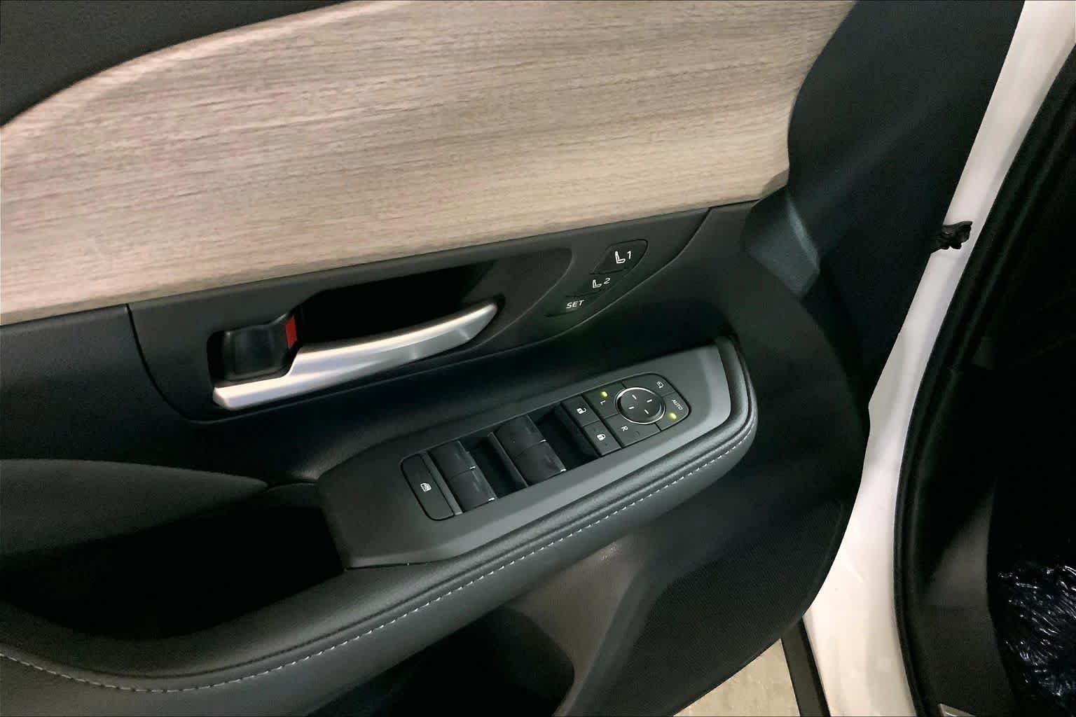 New 2026 Wind Chill Pearl Toyota Platinum image 20