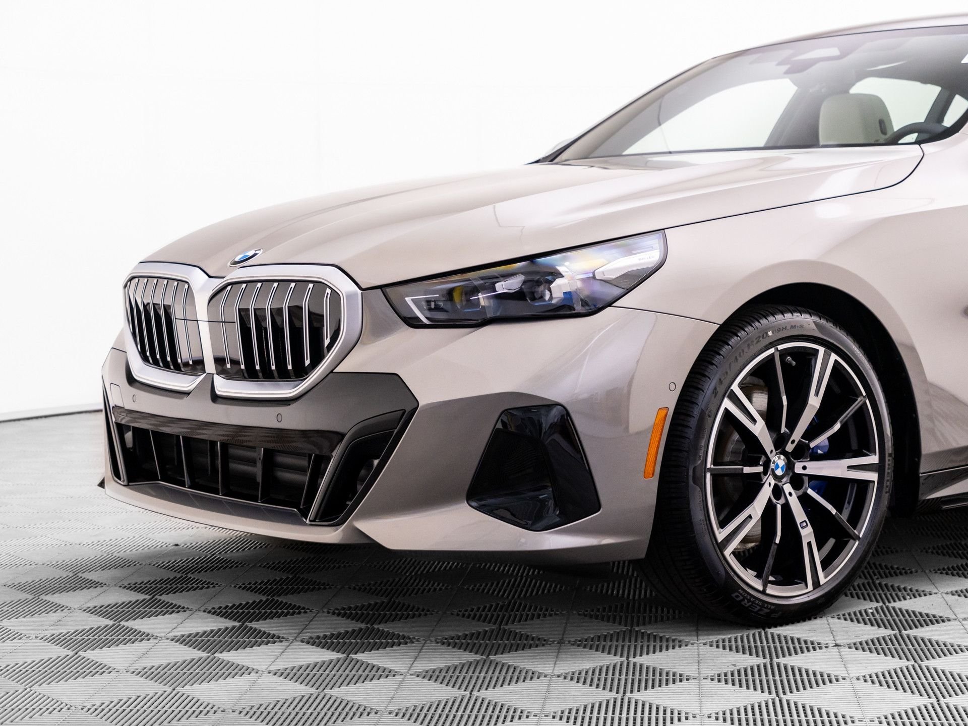 New 2026 Oxide Grey Metallic BMW 530i xDrive image 37