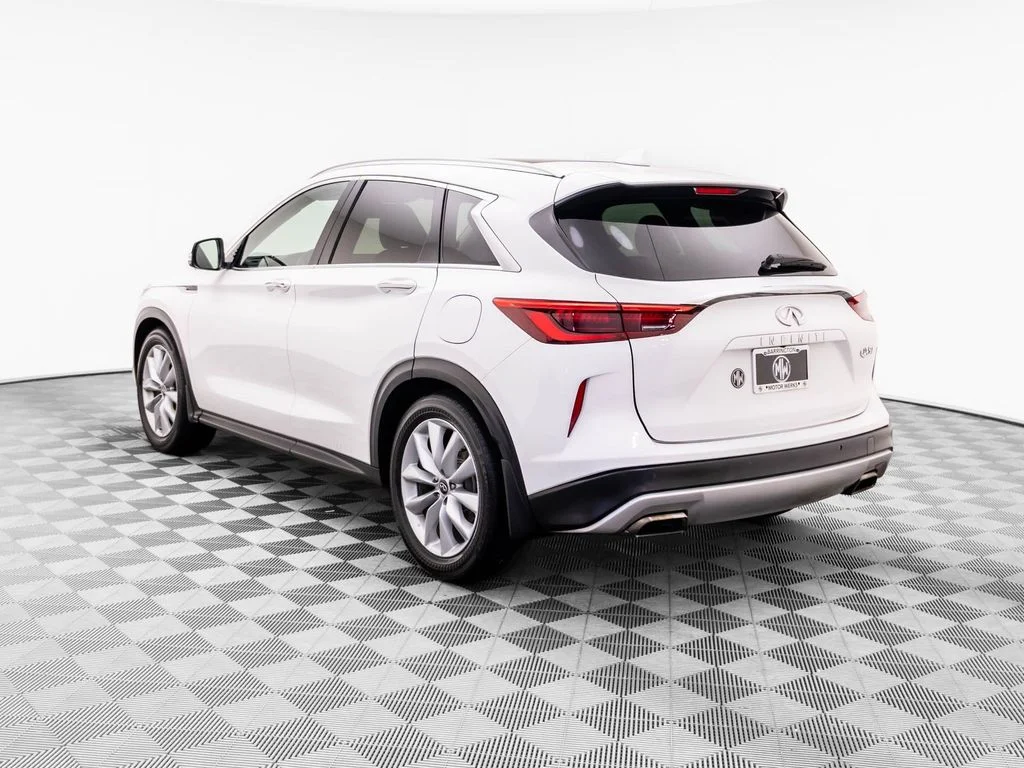 Used 2019 White INFINITI ESSENTIAL image 3