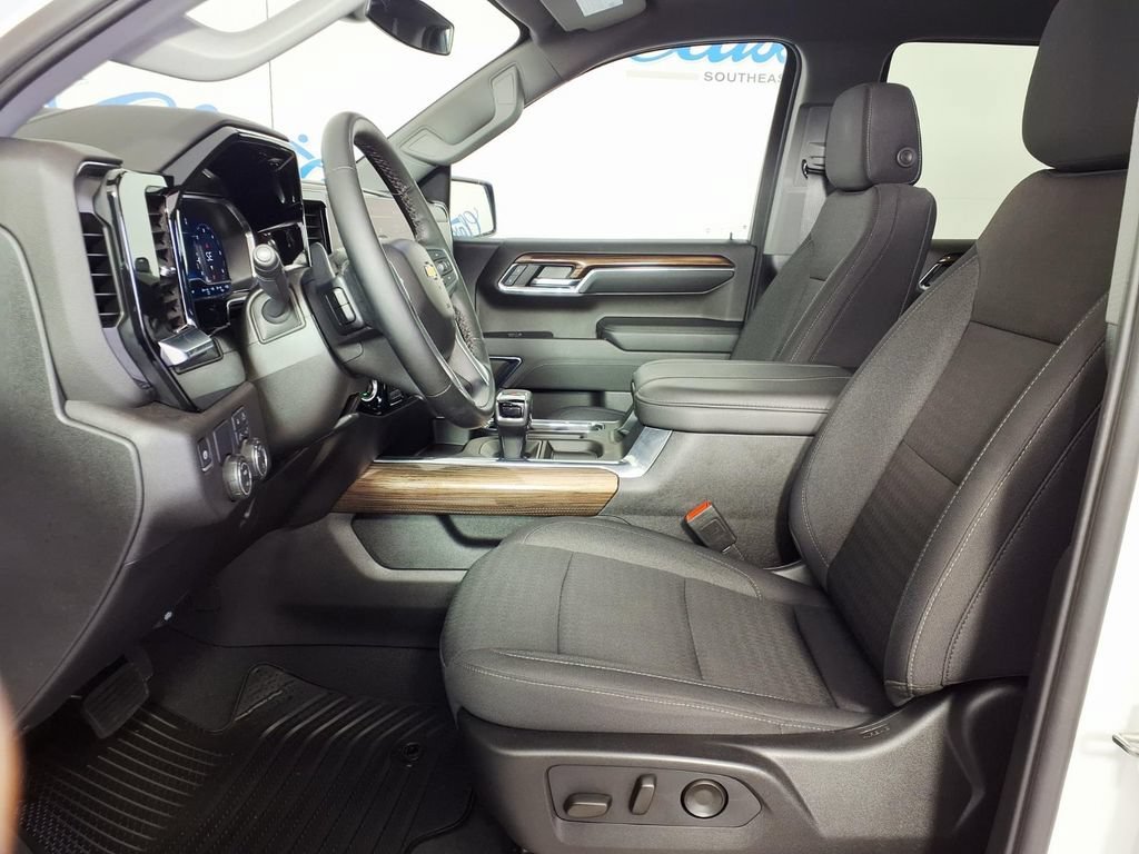 Used 2024 Summit White Chevrolet LT image 8