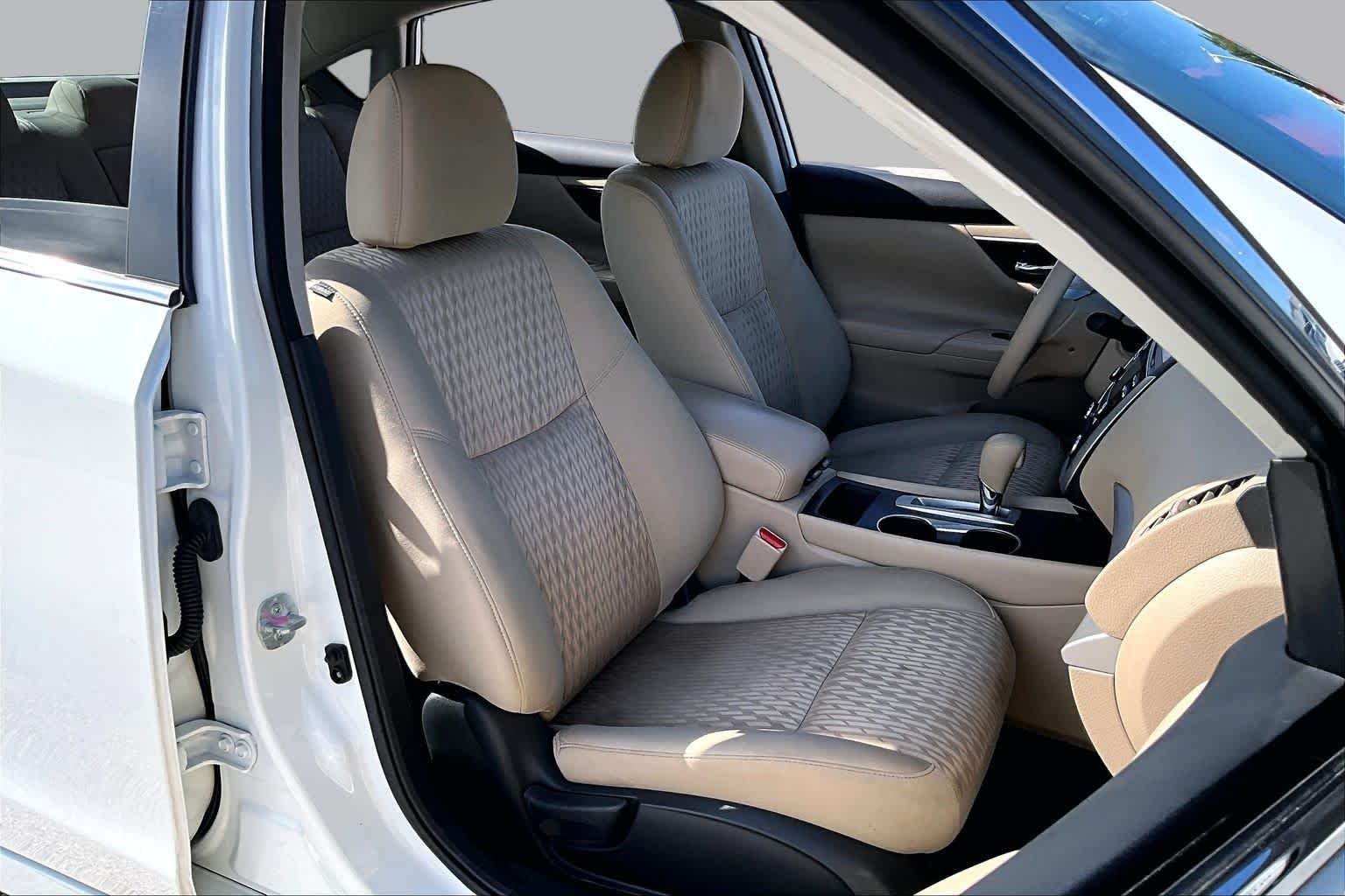 Used 2017 Glacier White Nissan 2.5 S image 9