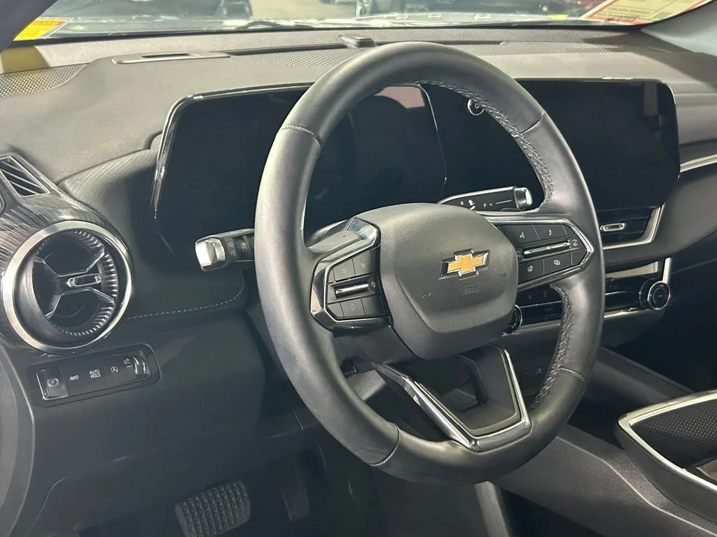 Used 2025 Sterling Gray Metallic Chevrolet LT image 18
