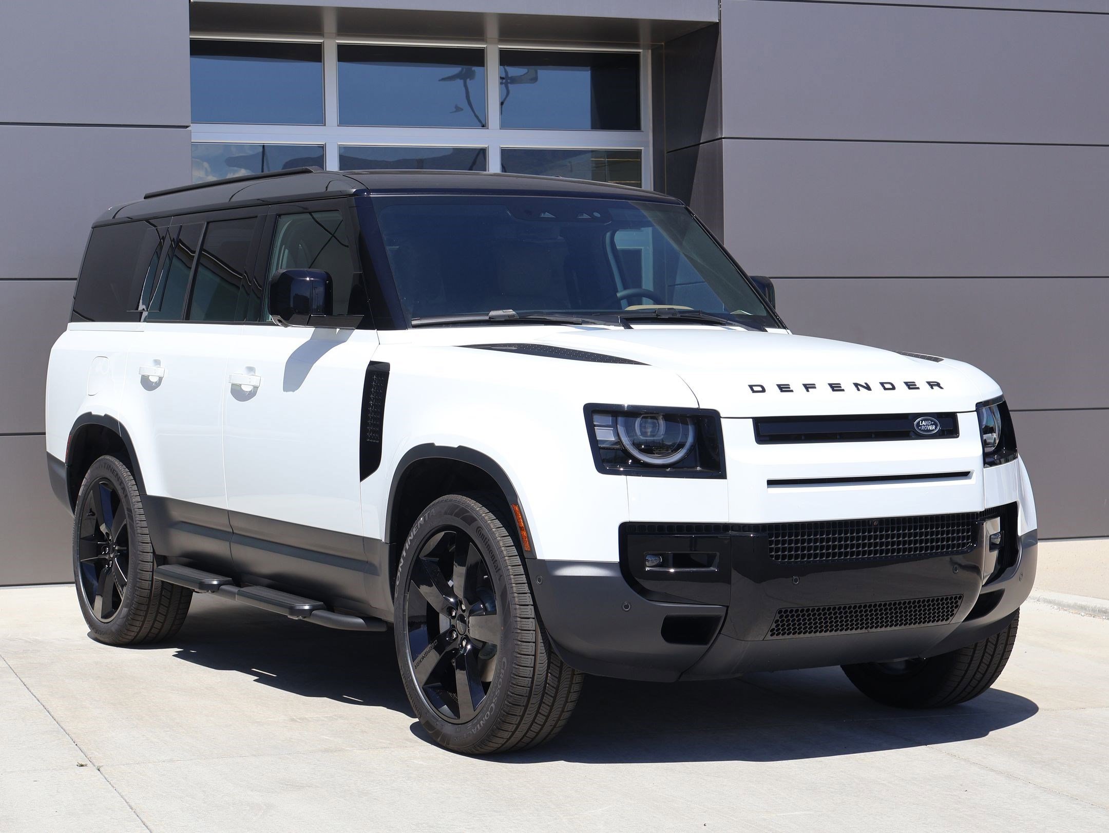 New 2026 Fuji White LAND ROVER P300 S image 3