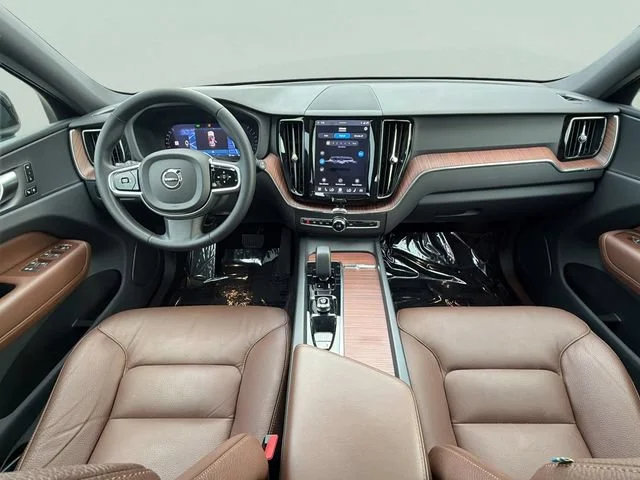 Used 2023  Volvo Plus Bright Theme image 27