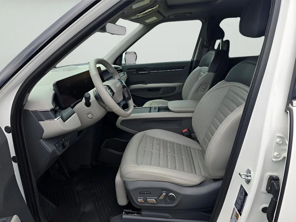 Used 2024 Snow White Pearl Kia Land image 10