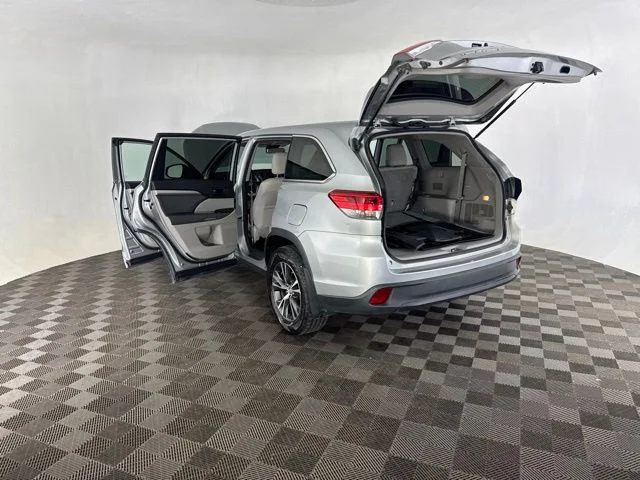 Used 2018 Silver Toyota LE image 20