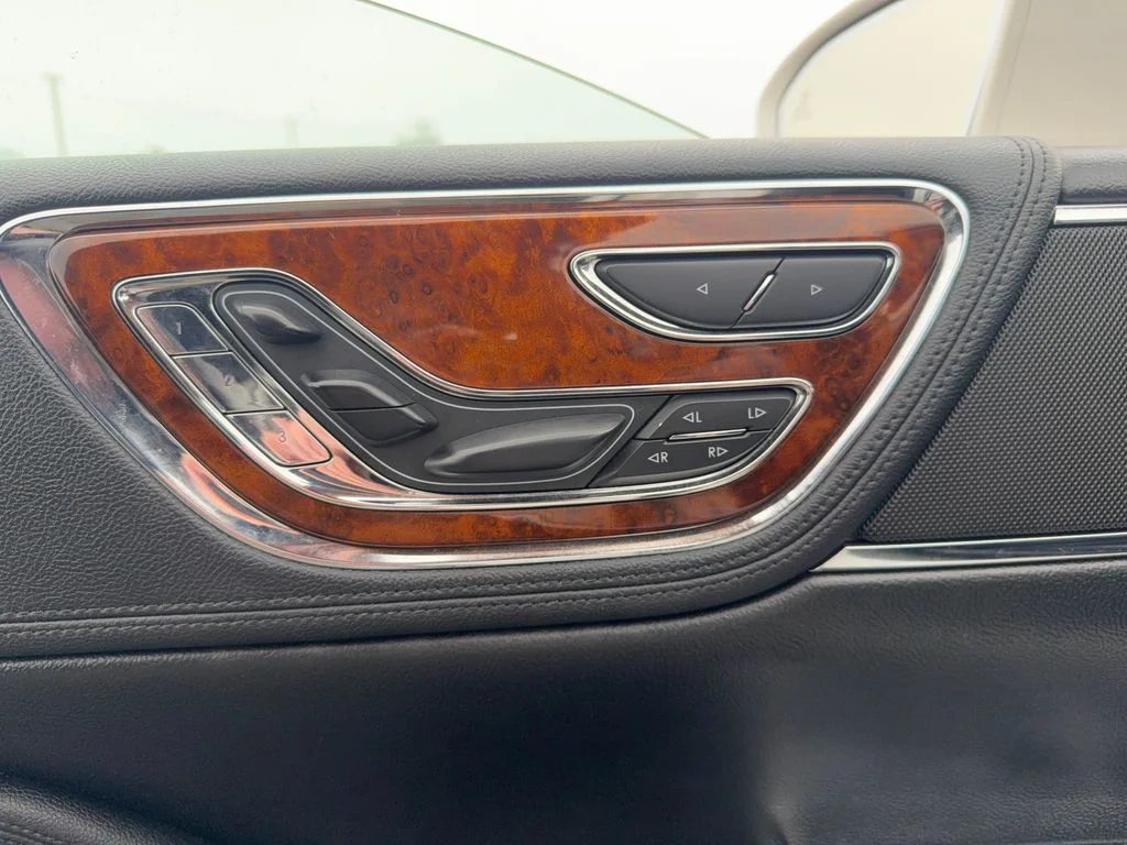 Used 2018 White Lincoln Reserve image 10