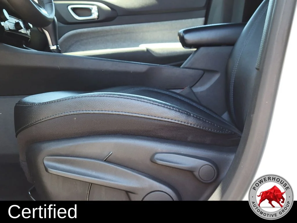 Used 2024 White Jeep Latitude image 24