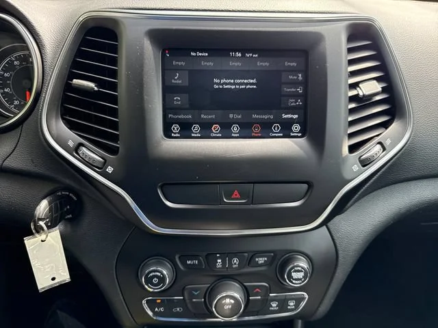 Used 2019 Billet Silver Metallic Clearcoat Jeep Latitude image 22