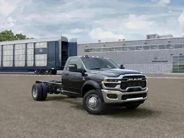 New 2026 Diamond Black Crystal Pearl-Coat Exterior Paint RAM Tradesman image 15