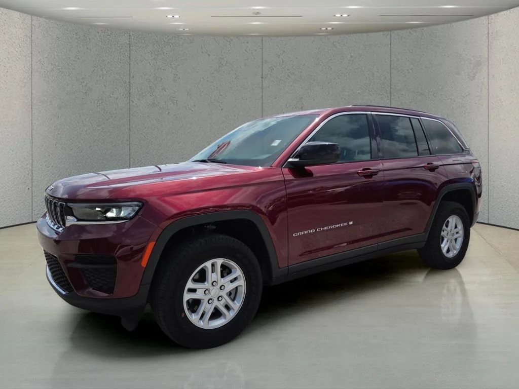 Certified Used 2024 Velvet Red Pearlcoat Jeep Laredo image 7
