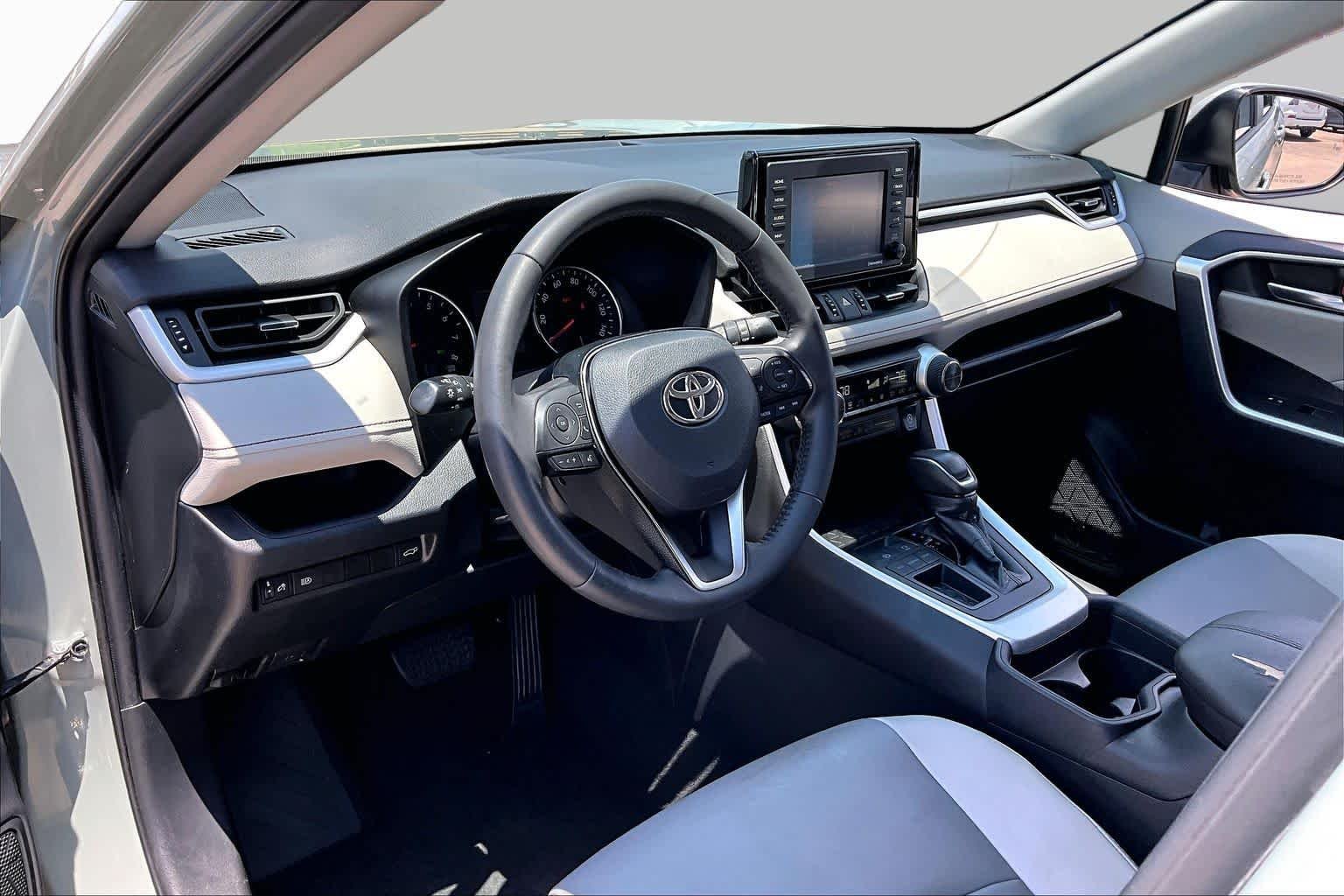 Used 2020 Lunar Rock Toyota XLE Premium image 18