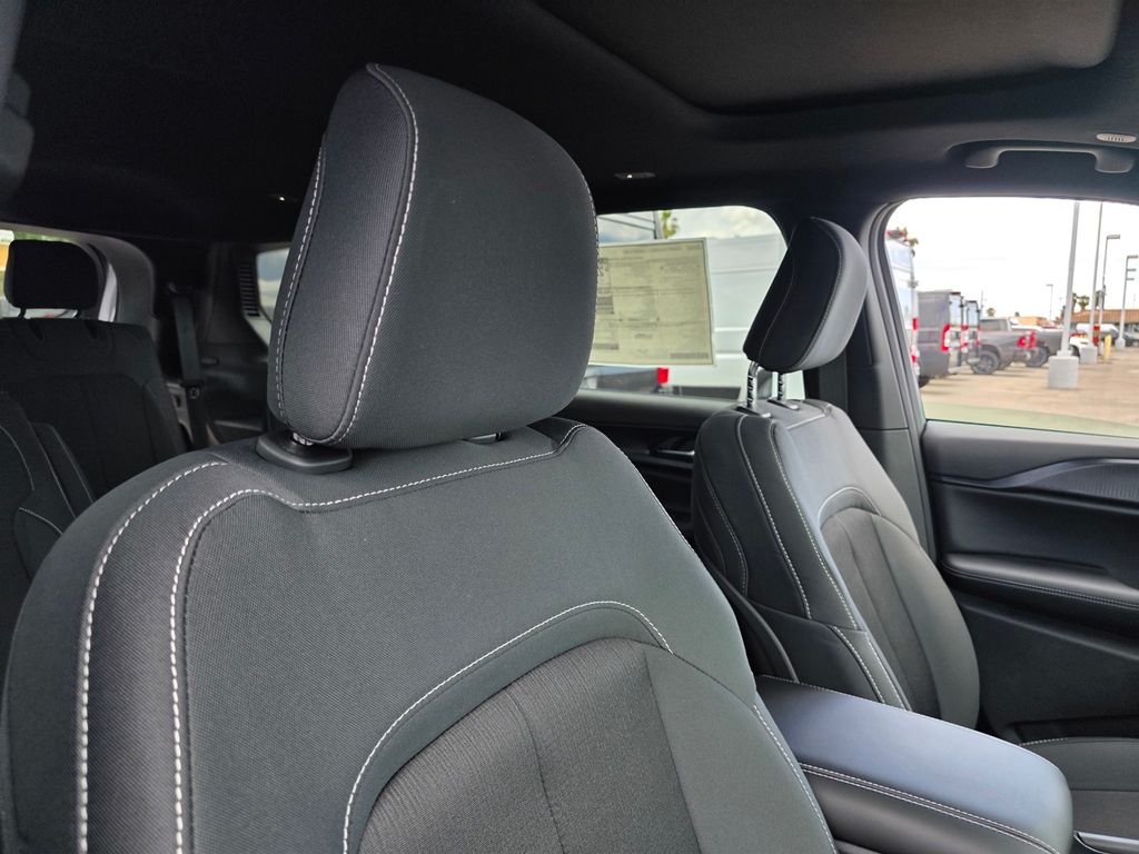 New 2026 Bright White Clear-Coat Exterior Paint Jeep Laredo image 12