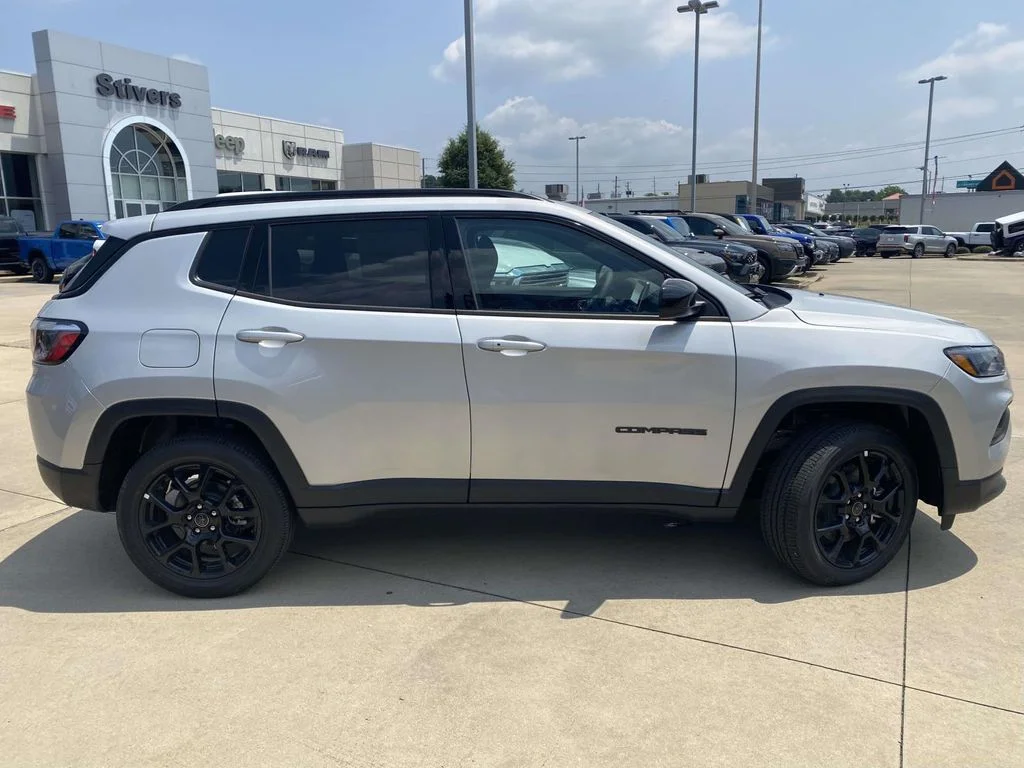 New 2026 Silver Zynith Metallic Clearcoat Jeep Latitude Altitude image 37